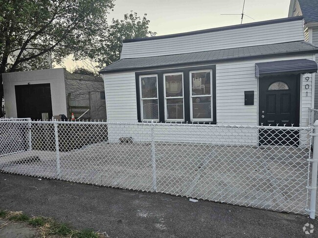 Building Photo - 901 Columbia Ave Rental