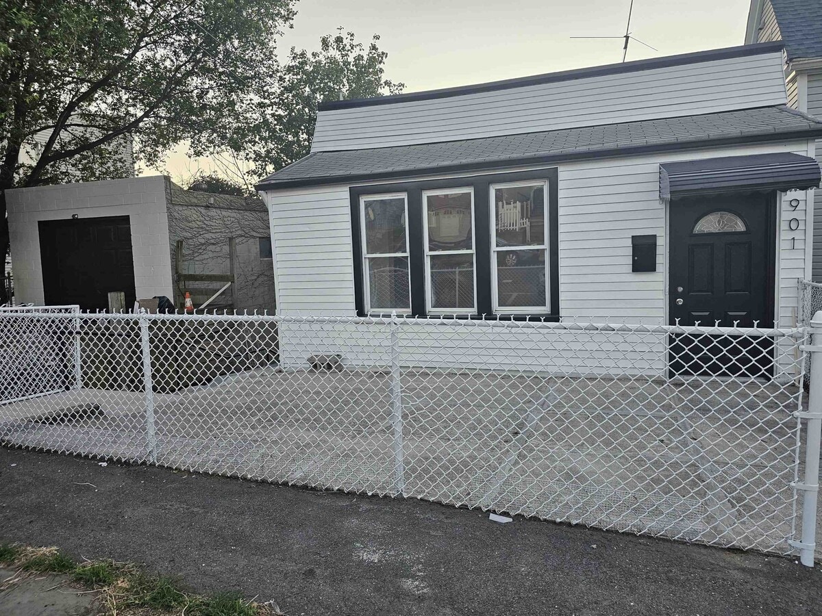 Photo - 901 Columbia Ave House