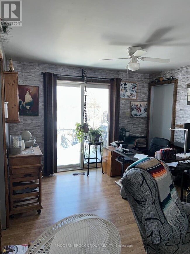 Photo - 320 Leacock Rd