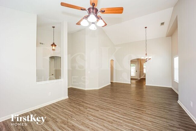 Photo - 207 Fairgrove Ln