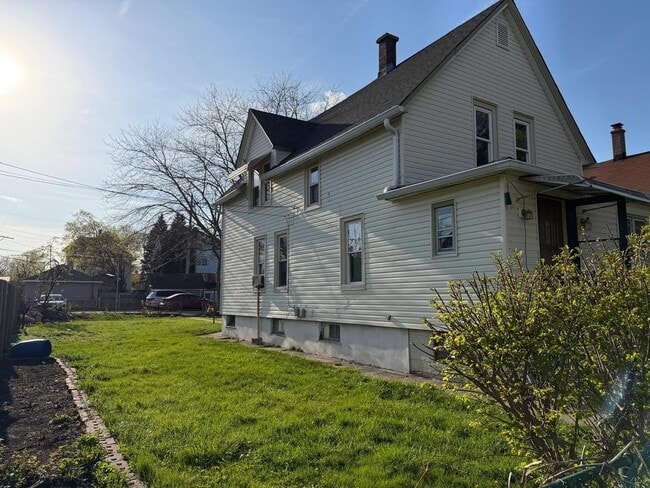 Building Photo - 930 S Victory St