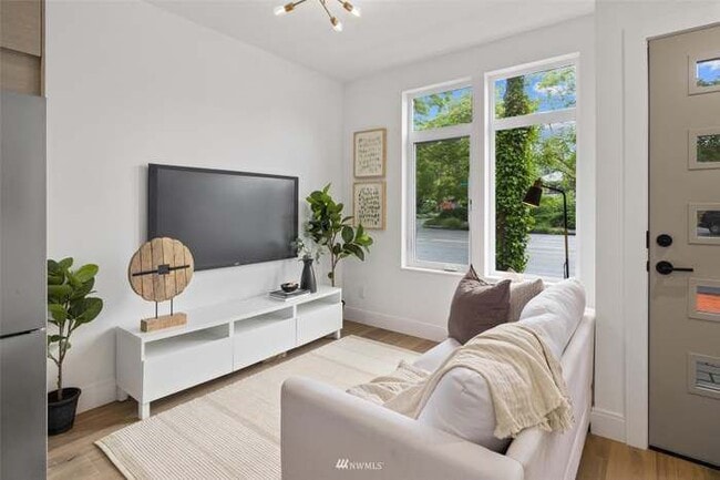 Photo - 4758 Green Lake Way N