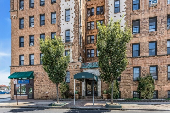 Photo - 310 Riverside Blvd Unit 1E