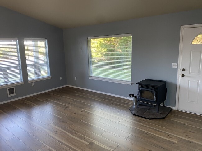 Photo - 348 Cockle St SW