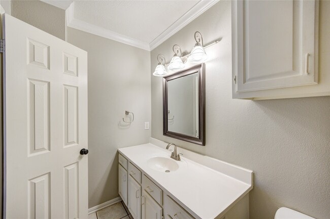 Building Photo - 940 Wycliffe Dr Unit 6