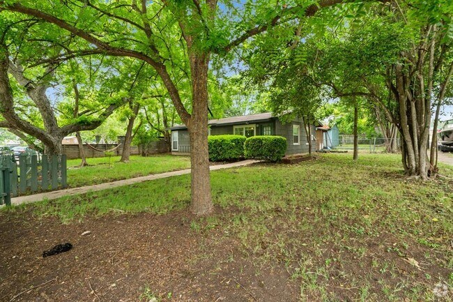 Building Photo - 3000 Fontana Dr Rental