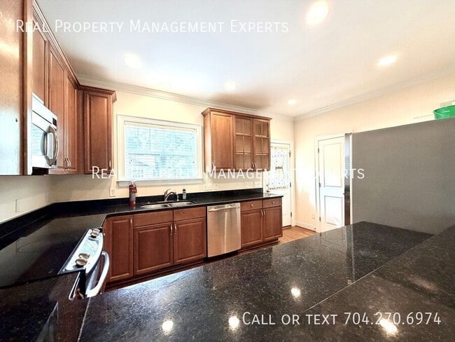 319 Woodvale Pl