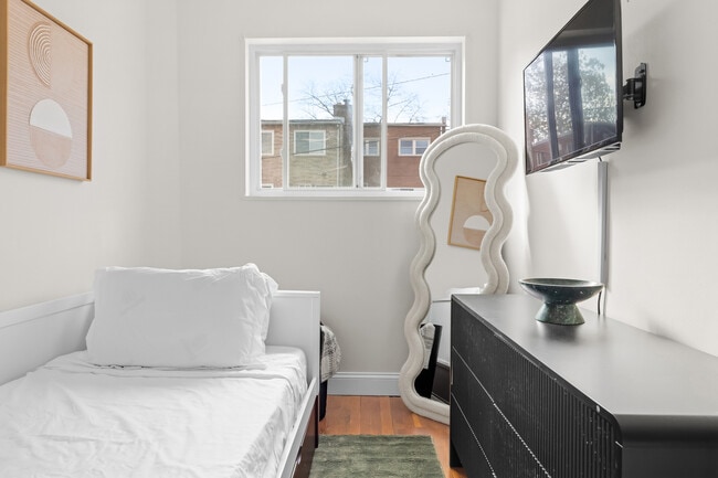 Photo - 125 Urell Pl NE