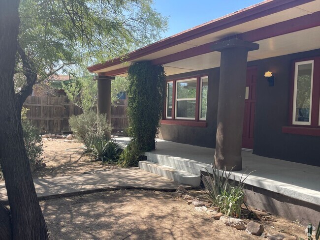 Building Photo - Charming House Near University of Arizona!