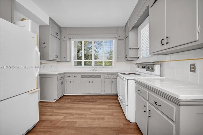 Photo - 1000 89th St