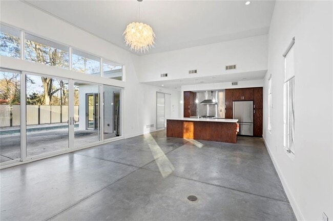 Photo - 935 Custer Ave SE