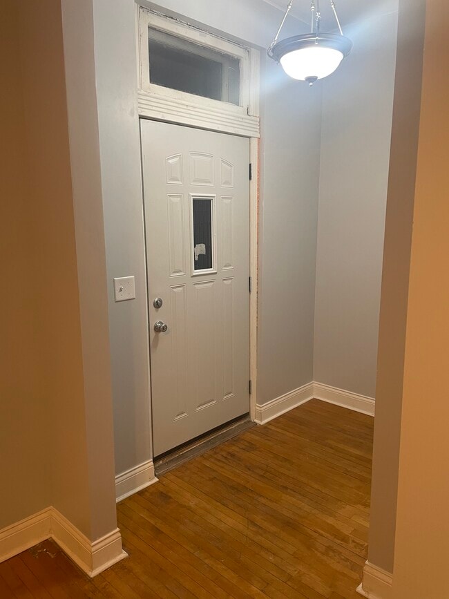 Building Photo - 2737 S Avers Ave Unit 2 Rental