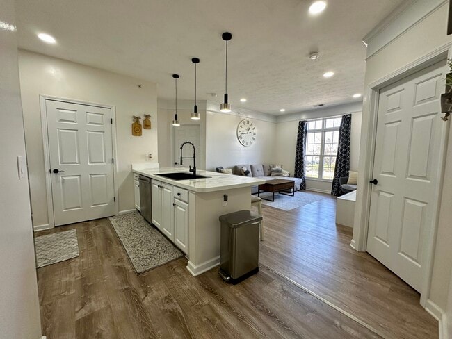 Building Photo - 1901 N Lincoln Ave Unit #203