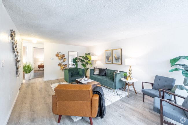 2BR, 1BA - 920SF - Living Room - Mohawk Green Apartments