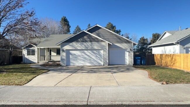Building Photo - Charming 3 Bedroom / 2 Bathroom Home in NW Redmond