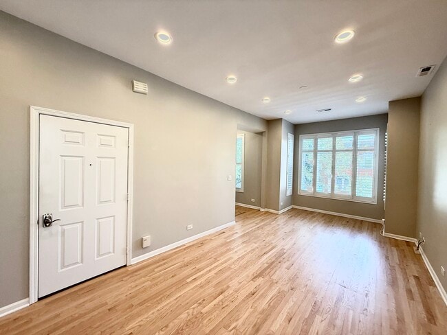 Building Photo - 1905 W Huron St Unit 2