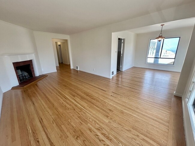 Photo - Spacious 2bd/1bth Upper Flat With Beautiful Views