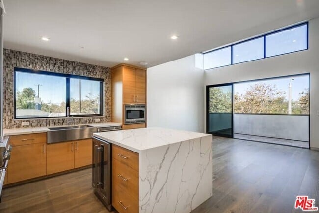 Building Photo - 456 S Venice Blvd Rental
