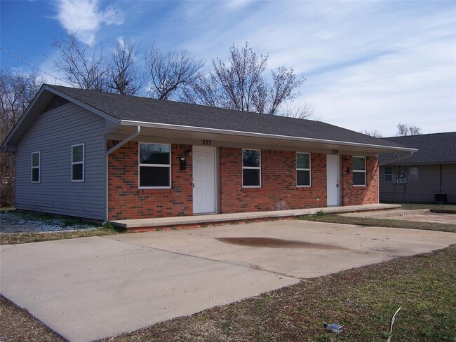 Photo - 227 S Findlay Ave Townhome