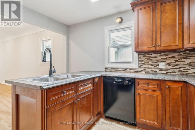 Photo - 93 E 31st St