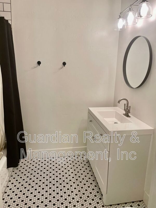 Photo - 2930 E Elm St