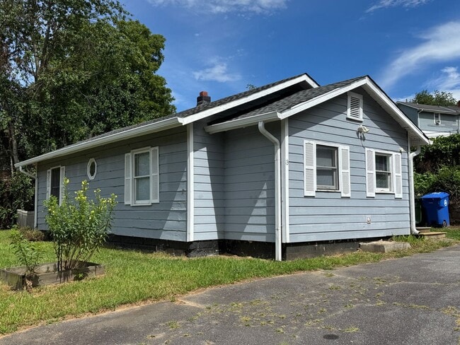Building Photo - Central Asheville - Renovated Bungalow! Rental