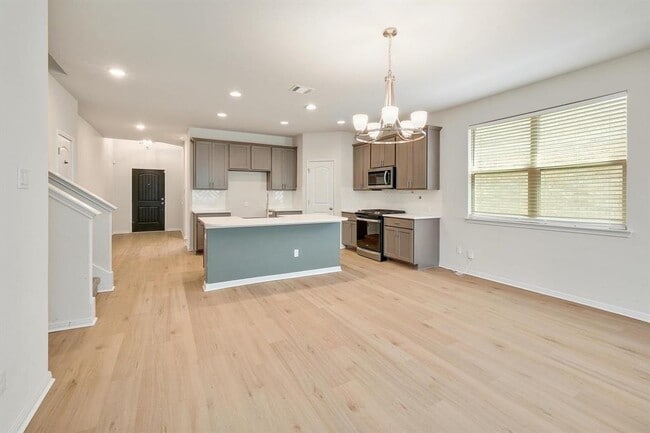 Building Photo - 308 Castlefields St