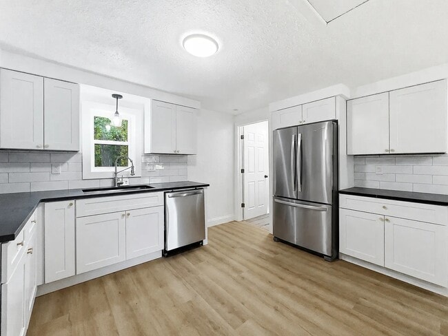 Building Photo - Cozy 3-BR Home w/ Fenced Yard & Pet-Friendly Perks in Flint Charter Township!