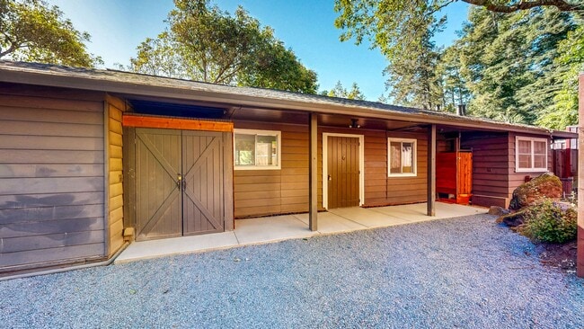 Building Photo - Cozy and Spacious 1 Bedroom 1 Bathroom Cottage! Landscaping and Garbage Included!