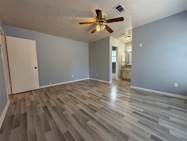 Building Photo - 422 Gamewood Dr