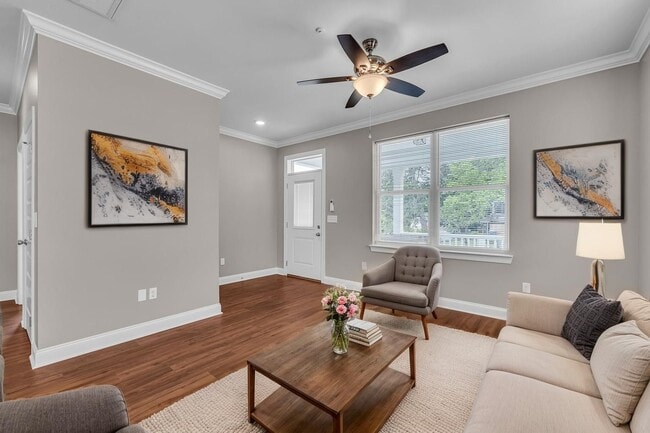 Photo - 702 Moore St