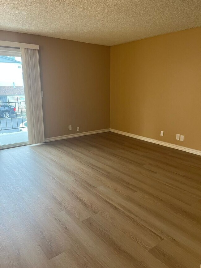 Photo - 2 Bed, 1 Bath Upstairs - Updated Flooring Unit 3442-46