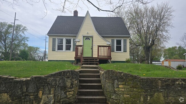 Building Photo - Three Bedroom - large upper bedroom! Rental