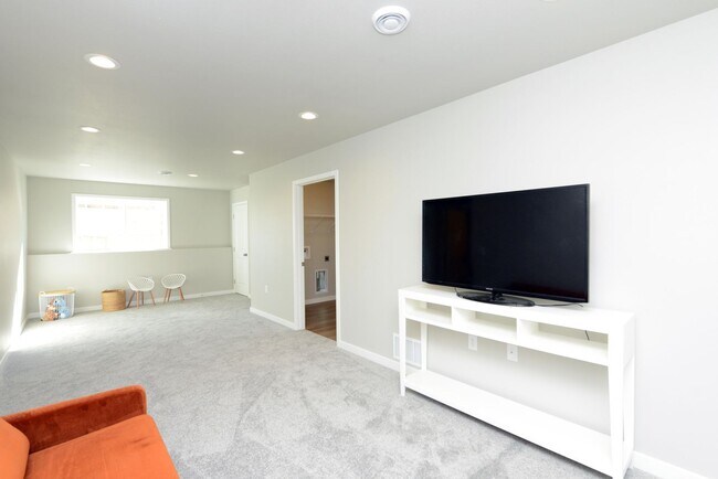 Photo - 1265 Jill Dr W