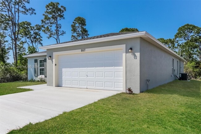 Photo - 957 SE Caravan Ave