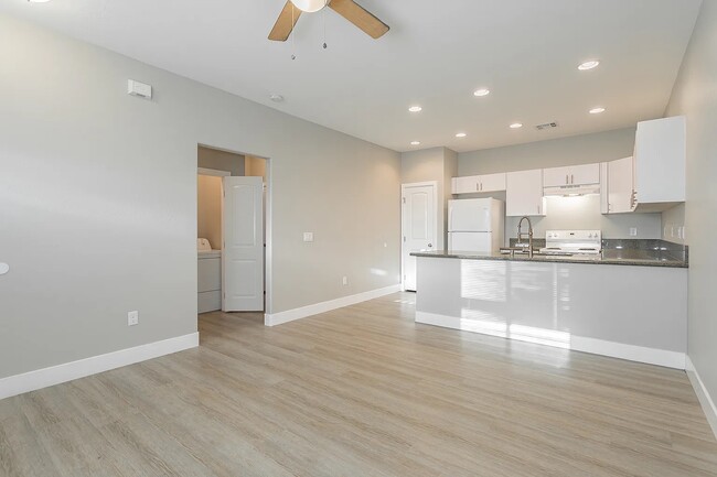 Building Photo - 1701 S Dandelion St Unit 3