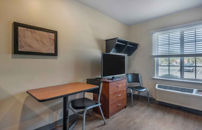 Photo - Furnished Studio-Charleston - Ashley Phosp...