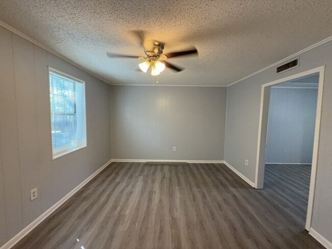 Photo - 1611 Voirin Rd