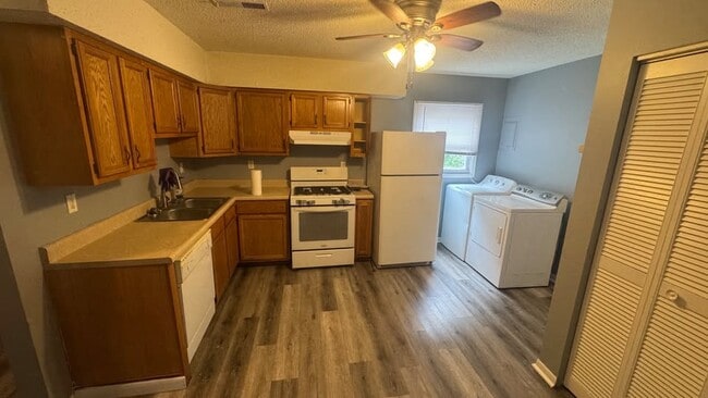 Building Photo - 204 Avondale Ave Unit B