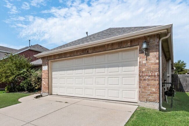 Building Photo - Single Story Home in popular Heatherwood S...