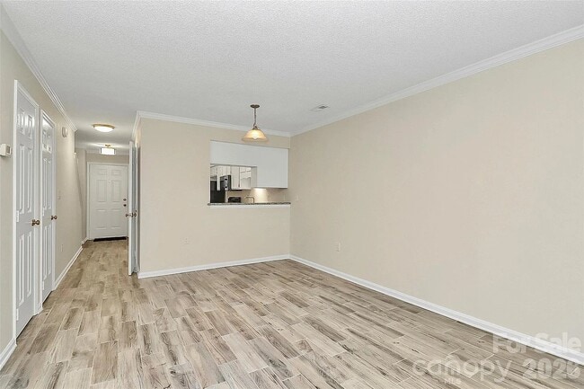 Photo - 703 Heritage Pkwy