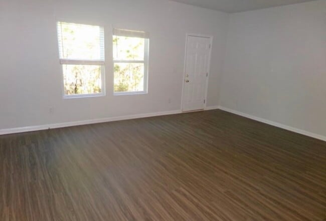 Photo - 410 Oakwood Dr NW