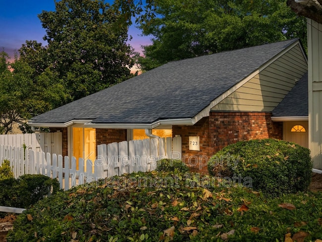 Building Photo - 723 Hanover Ln SE