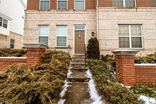 Building Photo - Beautiful 4-Bed, 3.5-Bath End Unit Townhom... Rental
