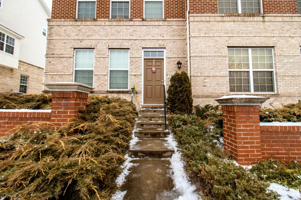 Beautiful 4-Bed, 3.5-Bath End Unit Townhom... - Beautiful 4-Bed, 3.5-Bath End Unit Townhom...