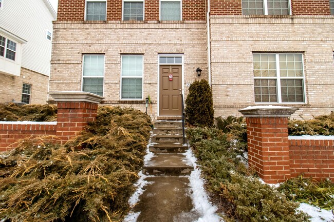 Beautiful 4-Bed, 3.5-Bath End Unit Townhom... - Beautiful 4-Bed, 3.5-Bath End House Unit Townhom...