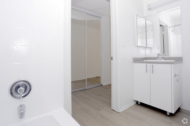 2BR, 2BA - 1150 SF