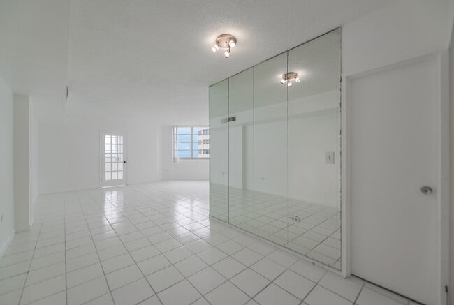 Building Photo - 801 Brickell Bay Dr Unit 1567