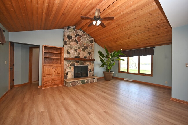 Photo - 202 Lac La Belle Dr