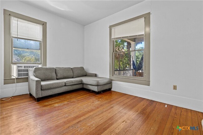 Photo - 527 W San Antonio St Unit 6